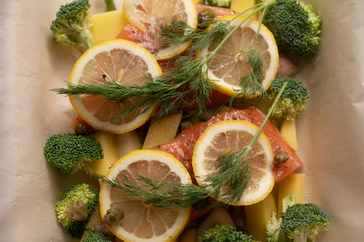 Limon, dereotu ve brokoliyle somon